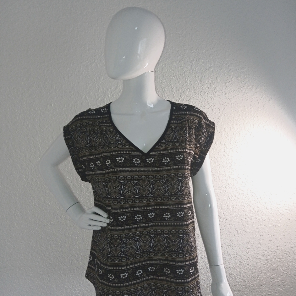 W5 Women Blouse Size M V Neck Cap Sleeve Pullover Floral Black Beige